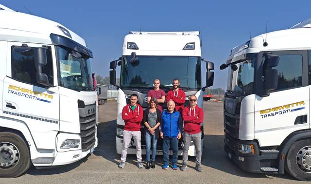 Le motrici e la squadra di Schiavetta Trasporti a Noceto