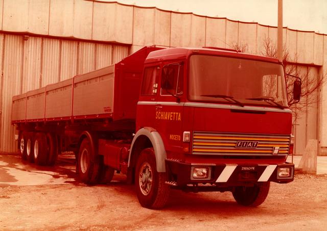 Un camion storico di Schiavetta Trasporti a Noceto